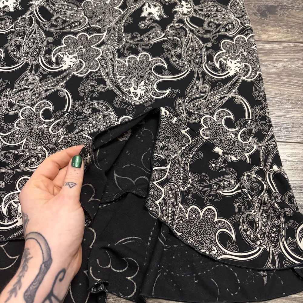 90s/Y2K Vintage BCBG Paris Paisley Ruffle Hem Midi Skirt (Black/White) Size M - Picture 4 of 7